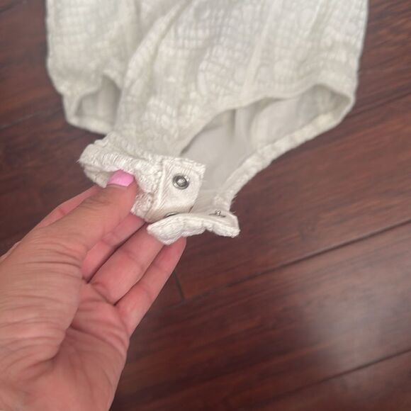 ASTR Textured Cream Bodysuit Snap Crotch - NEVER WORN - NWOT - Size Medium - Picture 3 of 5